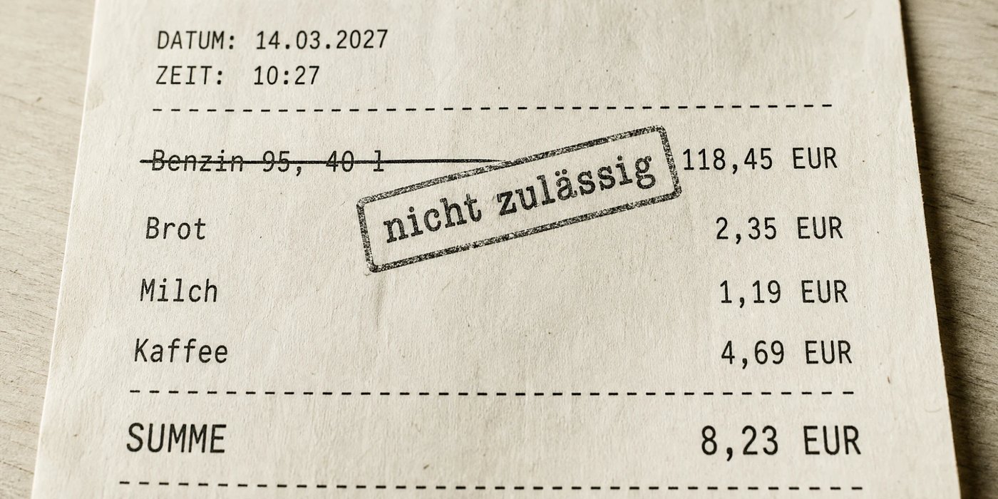 Kassenbon vom 14.03.2027: Benzin ist durchgestrichen und mit „nicht zulässig“ gestempelt, Brot, Milch und Kaffee wurden bezahlt